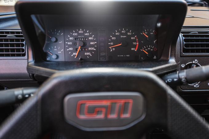 Peugeot 205 GTI ima še vedno kultni status med ljubitelji avtomobilov. | Foto: Gašper Pirman