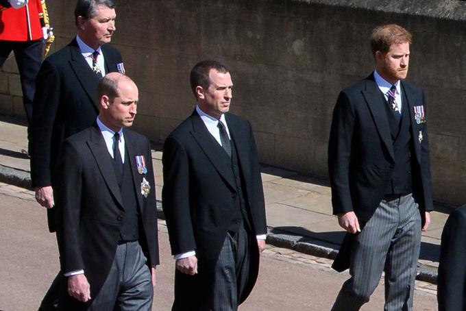Med sprevodom je bil med princema njun bratranec, sin princese Anne, Peter Philips, zaradi česar so nekateri med pogrebom ugibali, ali sta brata še vedno sprta. | Foto: Reuters