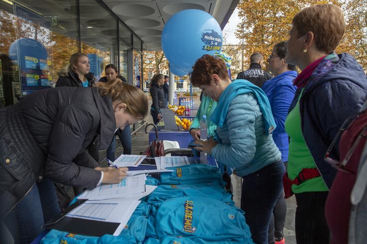 Prevzem majic za dober namen. (Foto: Iztok Kurnik) | Foto: 