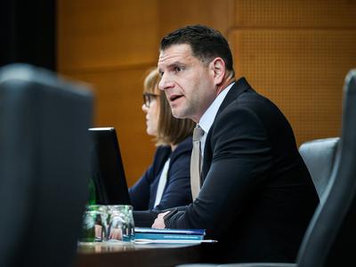 Na izredni seji DZ poleg spremembe zakona o vladi tudi zakon o ukrepih za razvoj Slovenije