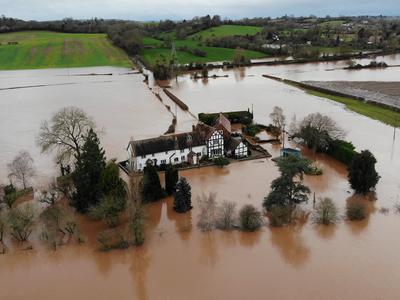 Ker sta storila to, je v poplavah ostala suha samo ta hiša #video