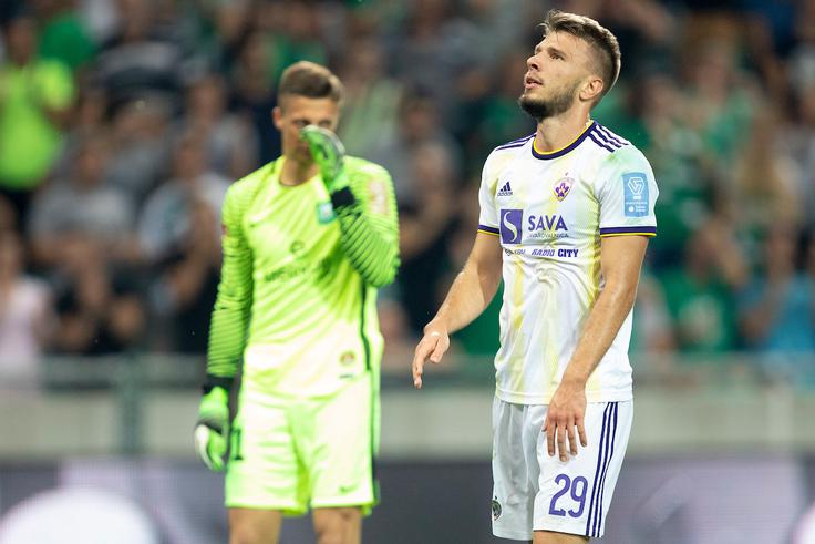 Vratar Olimpije Aljaž Ivačič je moral danes po žogo v svojo mrežo kar trikrat. | Foto: Urban Urbanc/Sportida