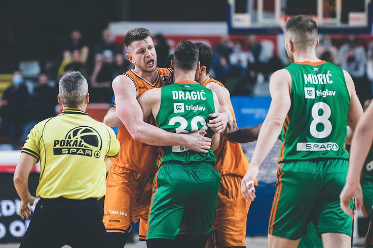 V zadnji četrtini je prišlo na igrišču do nekaj vroče krvi. Izključeni so bili trije košarkarji Cedevite Olimpije in eden pri Helios Suns. | Foto: Grega Valančič/Sportida