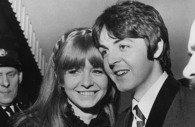Jane Asher in McCartney sta bila zaročena, a ga je sredi leta 1968 zapustila zaradi njegovega spogledovanja z drogo (in drugimi ženskami). | Foto: Getty Images