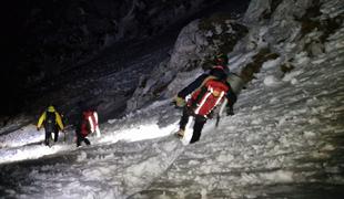 Pestra noč za gorske reševalce: planinci, obuti v športne superge, obtičali v bivaku pod Skuto