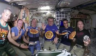 Kako je videti, ko si astronavti v vesolju privoščijo pico #video