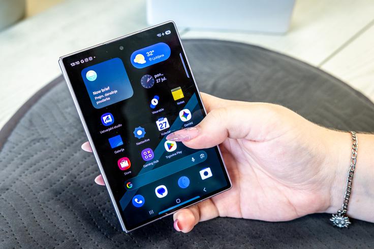 Nove dimenzije pregibnega pametnega telefona Samsung Galaxy Z Foldi8 omogočajo udobno delo že z eno roko, kar bo marsikomu predstavljalo pomembno prednost. | Foto: Bojan Puhek