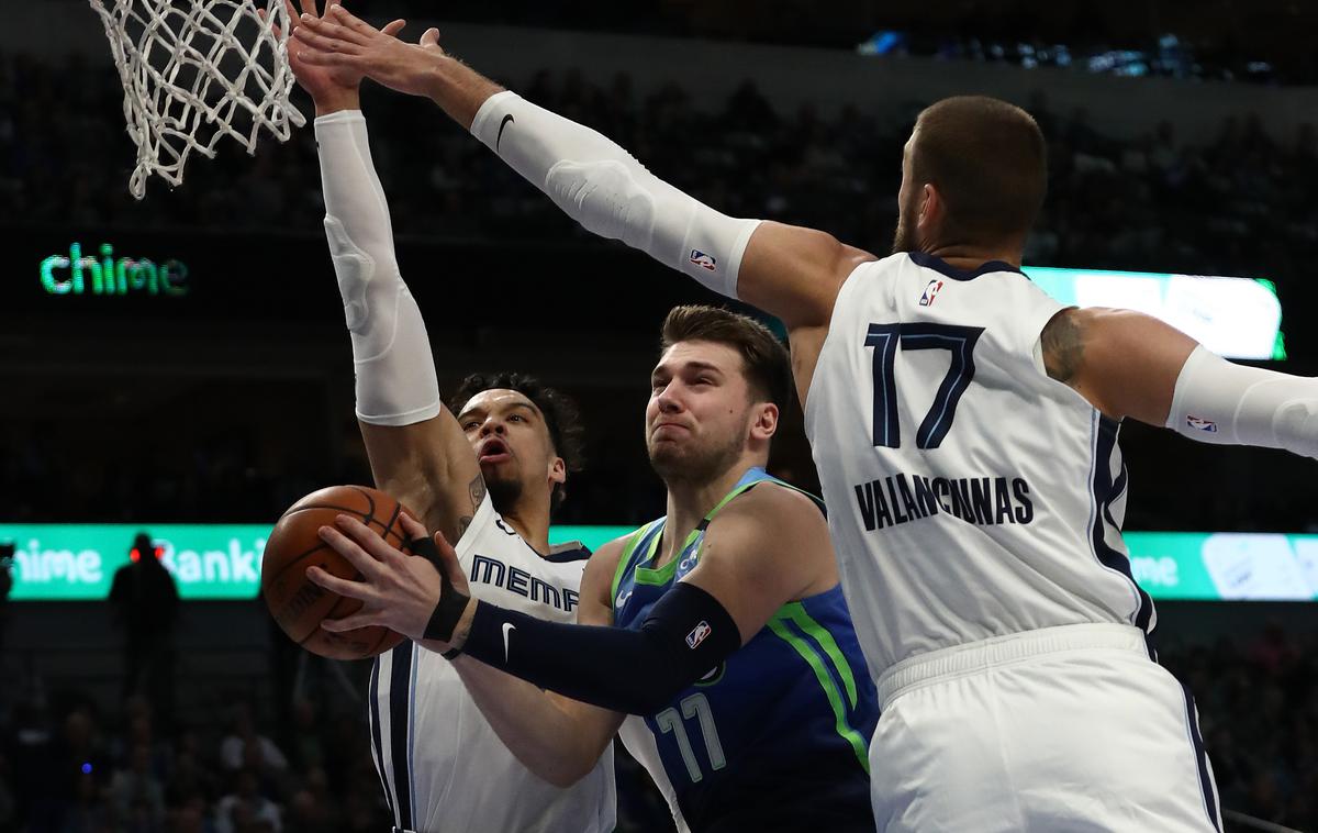 Luka Dončić | Luka Dončić je z druščino doma pometel z Memhpis Grizzlies. Ljubljančan je tokrat dosegel 21 točk. | Foto Guliver/Getty Images