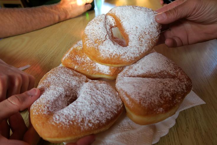 Skupna točka obeh naj planinskih koč 2025 so dolgoletna družinska oz. društvena oskrbniška tradicija in slastni flancati. | Foto: Manca Ogrin