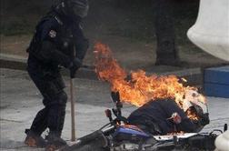 Med splošno stavko v Atenah z molotovkami nad policiste (FOTO)
