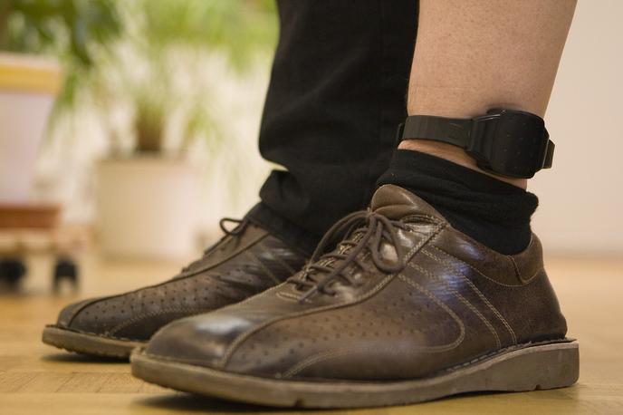 Elektronska zapestnica zapor hišni pripor | V ponedeljek so policisti zaradi novih ugotovitev v primeru napada na ribniškega župana 18-letnemu in mladoletnemu osumljencu odvzeli prostost, v ponedeljek zvečer so pridržali še 25-letnega osumljenca. | Foto Reuters