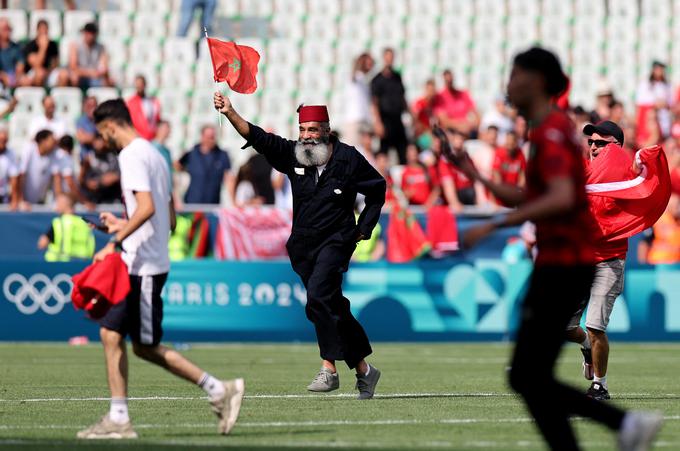 Maroški navijači so po drugem golu Argentine stekli na zelenico, dolgo po prekinitvi pa je postalo jasno, da gol ne bo obveljal in da so zmagali Maročani. | Foto: Reuters