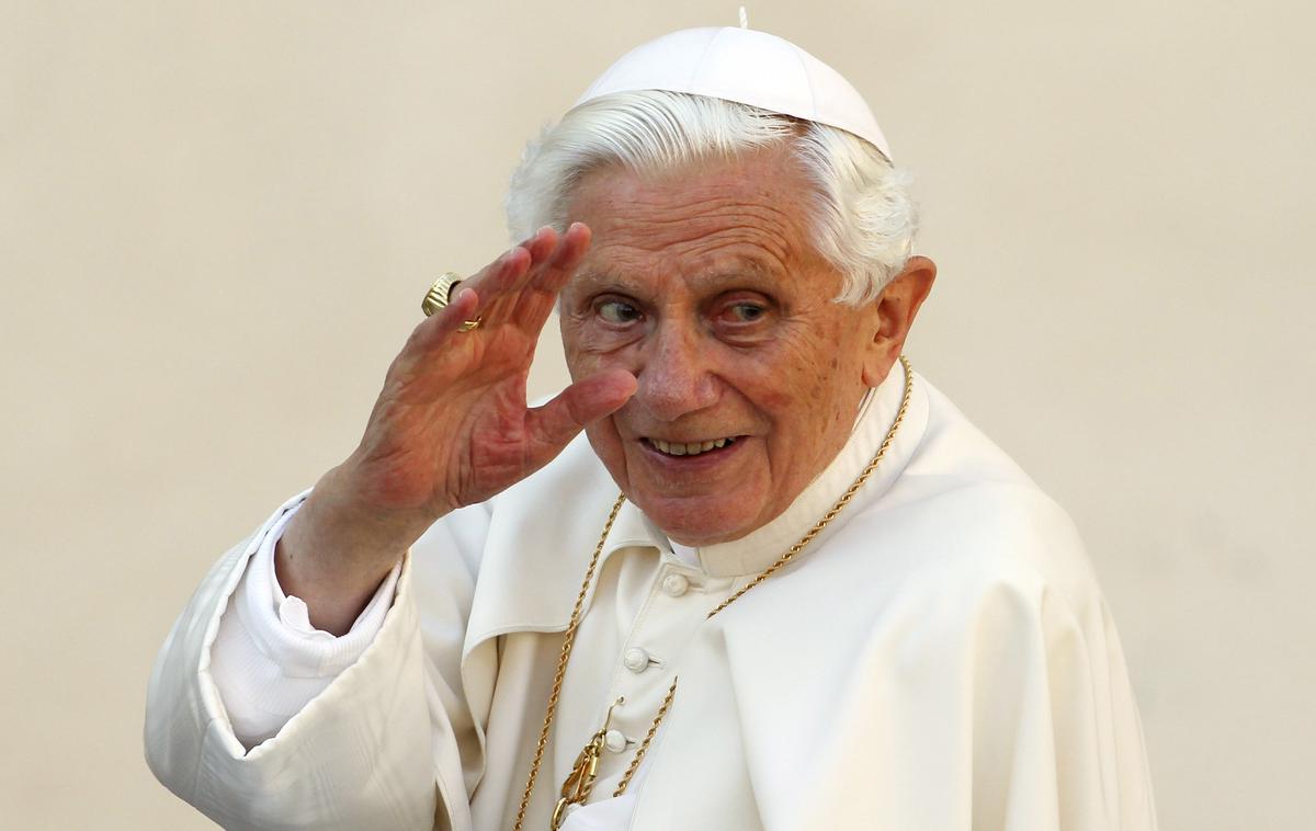 papež Benedikt XVI. | Benedikt XVI. je od odstopa živel odmaknjeno v samostanu Matere Cerkve v Vatikanu, v hiši z lastno kapelo, lepim razgledom na kupolo Bazilike svetega Petra in zaščiten pred mestnim vrvežem Rima. Zanj je skrbelo več redovnic in njegov zasebni tajnik Georg Gänswein. | Foto Reuters