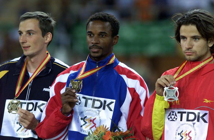 Gregor Cankar SP Sevilla 1999 Gregor Cankar, Kubanec Ivan Pedroso in Španec Yago Lamela na stopničkah v Sevilli leta 1999 | Foto: Reuters
