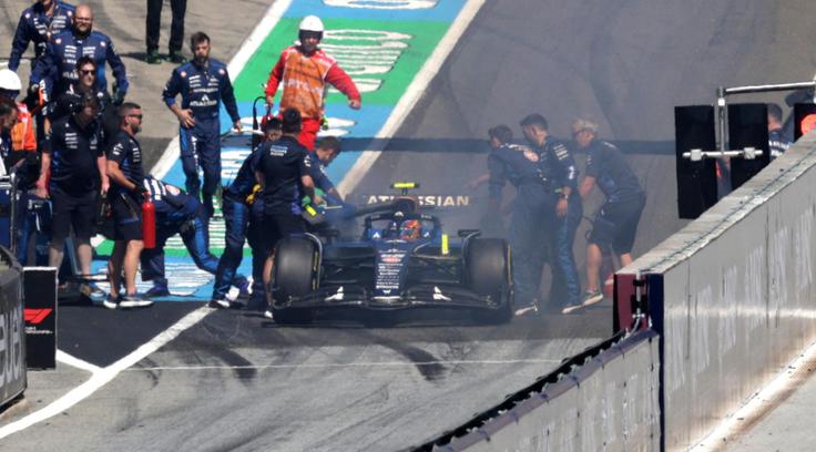 Carlos Sainz je z gorečimi zavorami odstopil že pred štartom. | Foto: Reuters