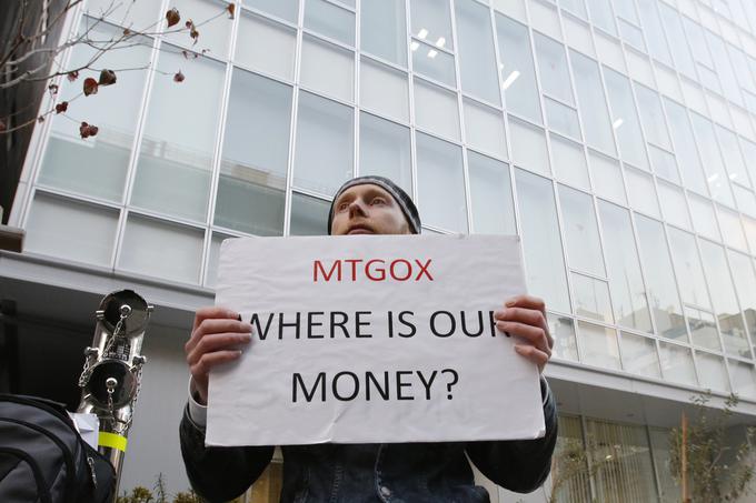 25. februar 2014: Protestnik pred sedežem borze Mt. Gox v japonskem Tokiu drži transparent z napisom "Mt. Gox, kje je naš denar?". | Foto: Reuters
