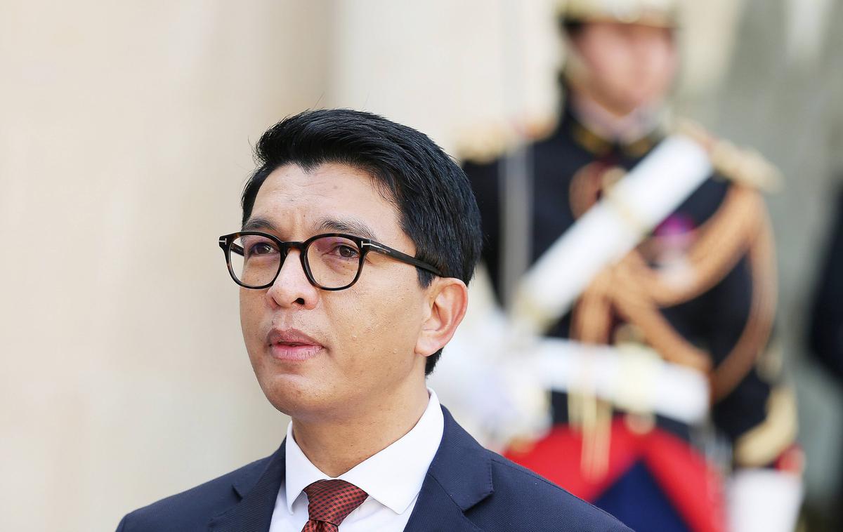 Andry Rajoelina, Madagaskar | To je prvič, da je 51-letni predsednik, ki je prišel na oblast leta 2009, potrdil svoj odhod iz države. Po poročanju medijev je bil v nedeljo evakuiran s francoskim vojaškim letalom. | Foto Guliverimage