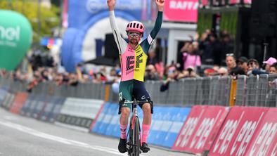 Ben Healy v slogu Tadeja Pogačarja do zmage, Roglič odščipnil 14 sekund Evenepoelu