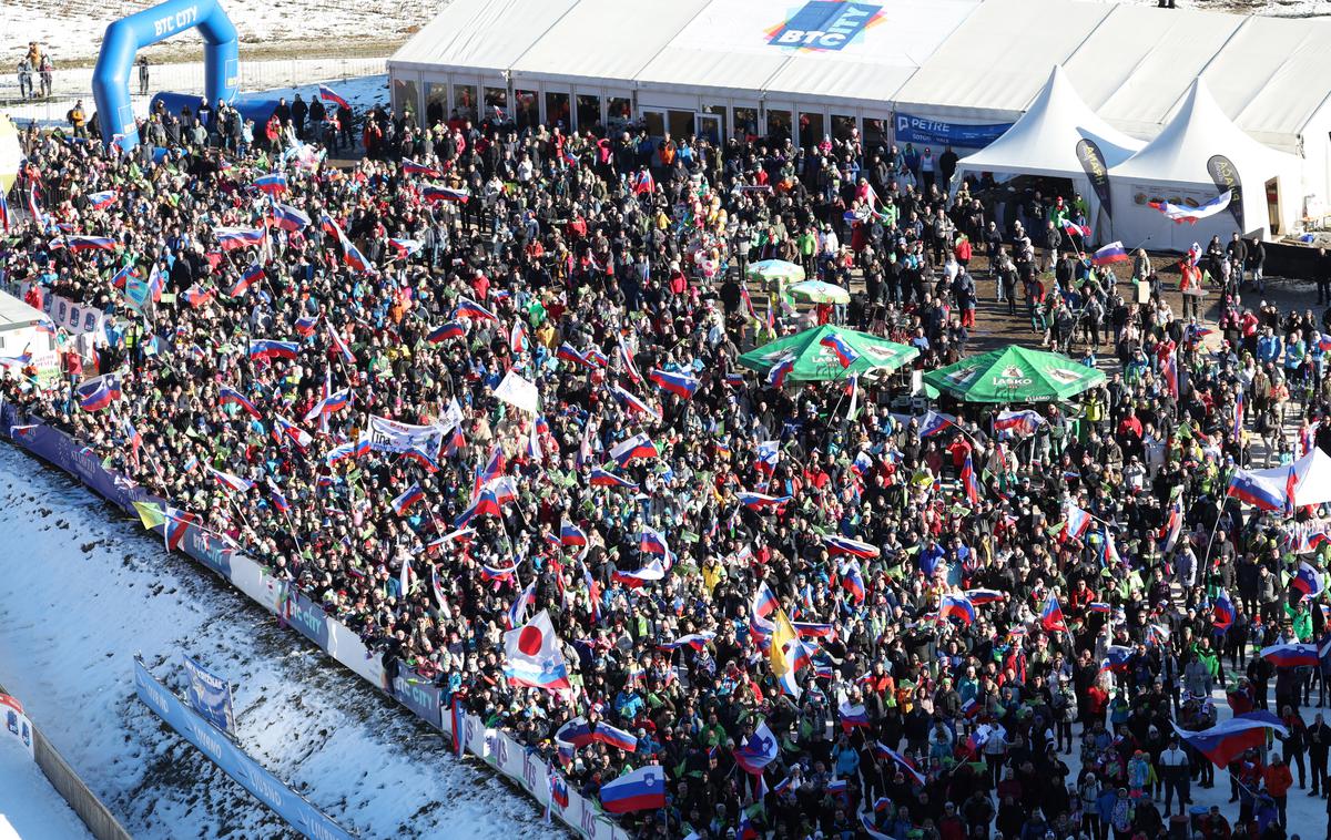 navijači Ljubno 2024 | Tekme na Ljubnem ob Savinji si je pretekli konec tedna ogledalo več kot deset tisoč gledalcev. | Foto www.alesfevzer.com