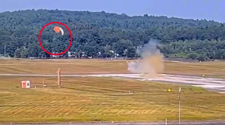 Varnostne kamere ujele incident: potnik se je po nesreči izstrelil iz letala #video