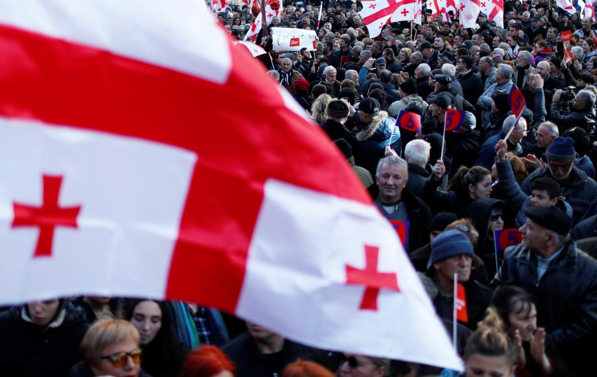 Gruzija | Z zastavami Gruzije in Evropske unije v rokah so se protestniki zbrali na aveniji pred parlamentom. "Tu sem, da protestiramo proti volilni prevari," je dejala ena od protestnic. | Foto Reuters