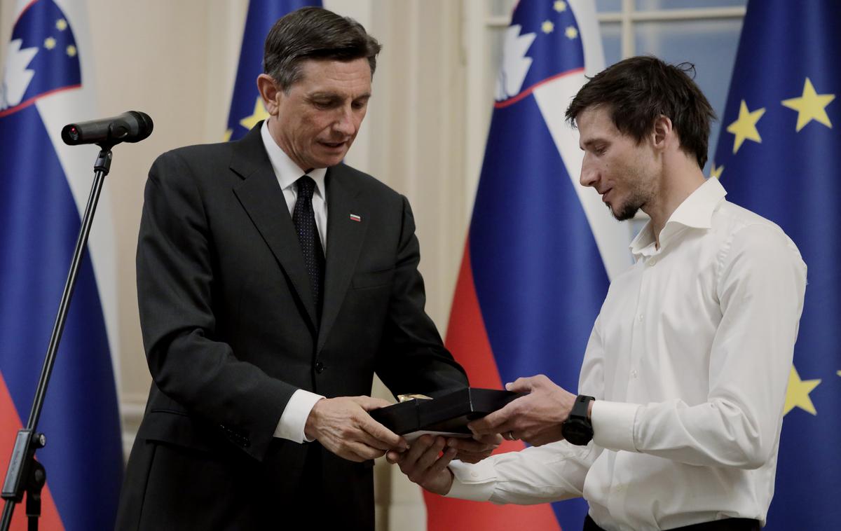 Robert Kranjec Borut Pahor | Slovenski predsednik Borut Pahor je slovenskemu smučarskemu skakalcu Robertu Kranjcu ob koncu njegove športne poti poklonil "ptička hvaležnosti". | Foto Daniel Novakovič/STA