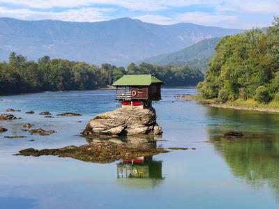 Čarobna hiška na reki Drini, ki je iz lokalne posebnosti postala svetovna atrakcija