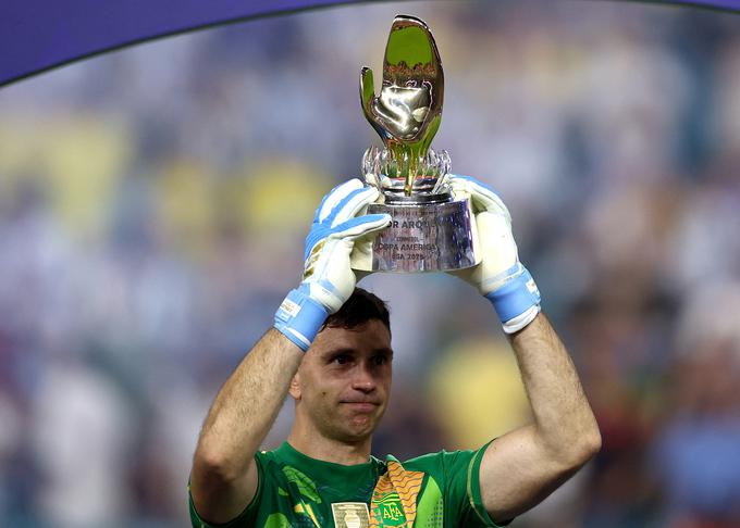 Emiliano Martinez je podobno kot na SP 2022 prejel zlato rokavico za najboljšega vratarja turnirja. | Foto: Reuters