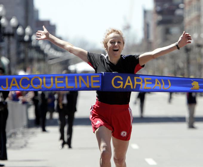 Kanadski tekačici Jacqueline Gareau so organizatorji bostonskega maratona leta 2005 omogočili, da je prva pritekla v cilj, tako kot bi se to moralo zgoditi leta 1980.  | Foto: Reuters