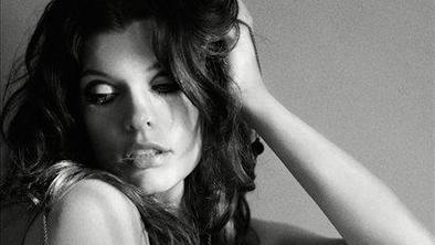 Milla Jovovich - zapeljiva mama