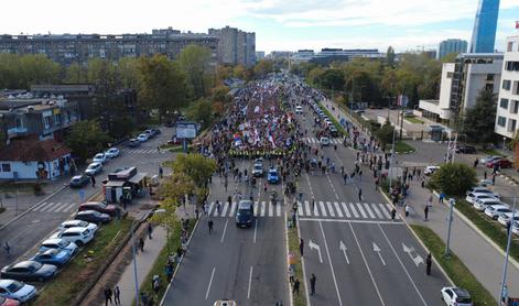 Množica študentov na poti v Novi Sad: to so posnetki iz zraka #video
