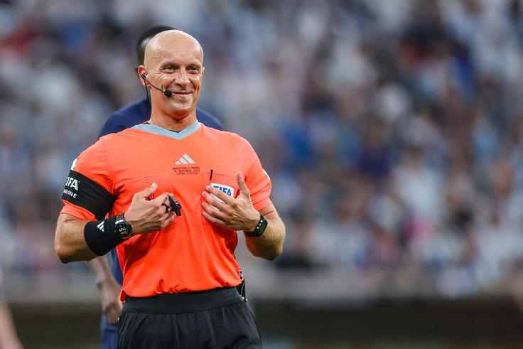 Na svetu v tem trenutku ni boljšega nogometnega delivca pravice od 42-letnega Poljaka iz Plocka. | Foto: Guliverimage/Vladimir Fedorenko