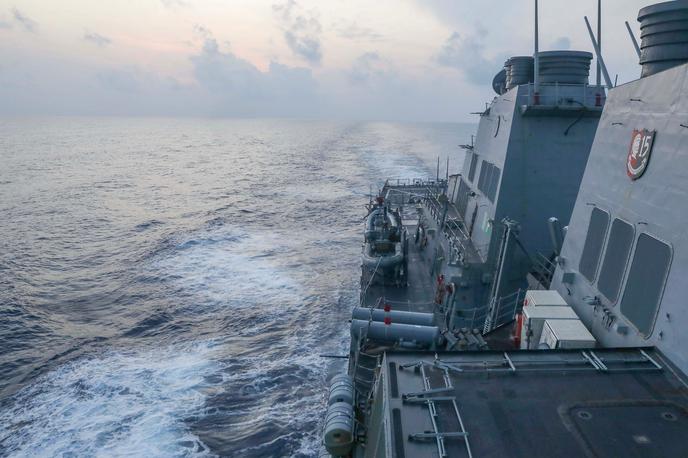 Ameriški rušilec | Po operaciji je ameriška vojaška ladja zapustila območje in nadaljevala operacije v Južnokitajskem morju. | Foto STA