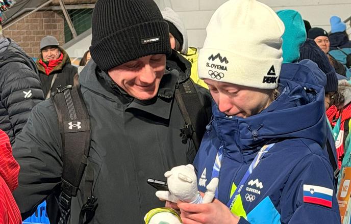 Srebrni Niki Prevc v čustvenih trenutkih stali ob strani, besede Tepeša zadele bistvo