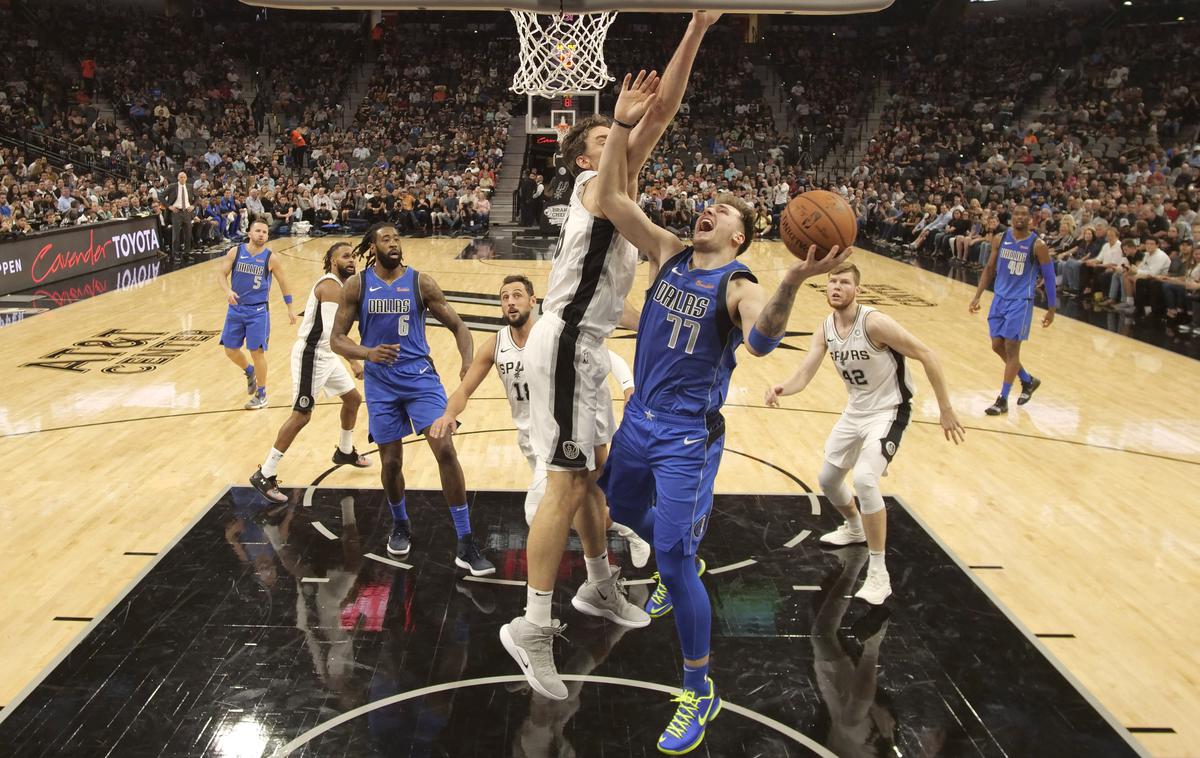 Luka Dončić | Luka Dončić v boju s Špancem, ki ga je pred časom pohvalil, Paujem Gasolom. | Foto Reuters