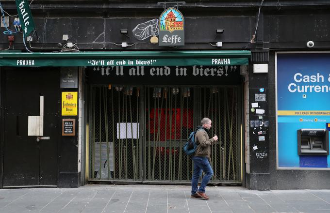 Po prvem zaprtju gospodarskih dejavnosti lansko pomlad so se na Škotskem bari pod strogimi varnostnimi ukrepi odprli julija lani. | Foto: Reuters