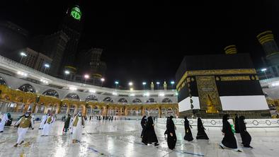 V Meki muslimani začenjajo hadž v senci vojne v Gazi