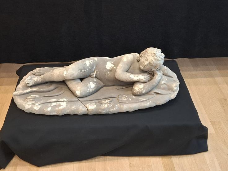 marmornati kip Kupida, odkritje, Pulj Umetnina, ki so jo označili za izjemno arheološko najdbo, v dolžino meri 98 centimetrov, v širino 44 centimetrov, v višino pa 30 centimetrov. | Foto: Hina/STA