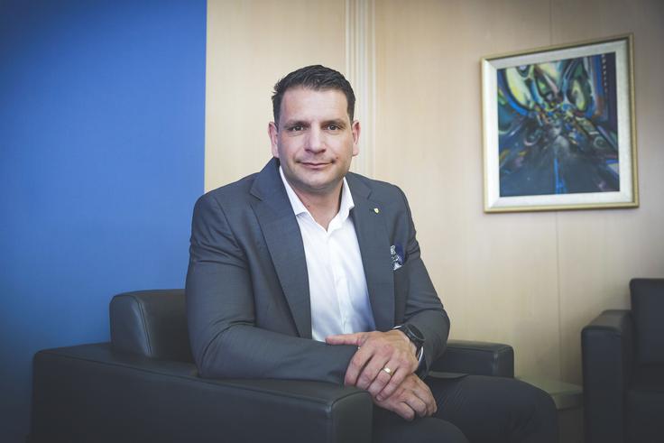 Želi si, da bi učenci v šoli imeli prostor za svoje talente, vprašanja in ideje ter vedeli, da je tudi kakšen spodrsljaj del odraščanja in učenja. Po drugi strani pa se morajo zavedati, da šolska leta prinašajo tudi odgovornost, trud in obveznosti, je dodal Stevanović. | Foto: Ana Kovač