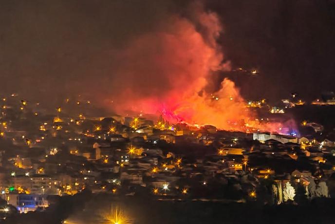 Sinoči izbruhnil velik požar v naselju v Dalmaciji: gasilci branili hiše