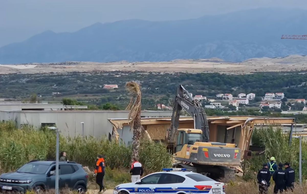 Rušenje stavb Novalja | Novinarji Radia Zadar so posneli začetek rušenja v Novalji.  | Foto Radio Zadar/Posnetek zaslona