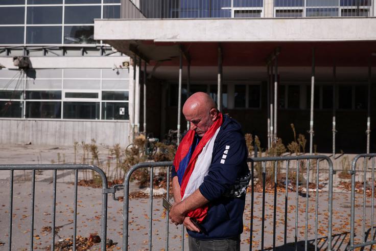 Novi Sad Nadstrešek shod V Srbiji je sicer danes dan žalovanja, ki ga je razglasila srbska vlada, potem ko so novosadski občani in študenti javno zahtevali, da se ob obletnici nesreče zastave na vseh državnih institucijah in javnih ustanovah spustijo na pol droga. | Foto: Reuters