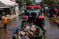 Kritično v Grčiji: ulice poplavljene, v morje strmoglavil helikopter #video #foto