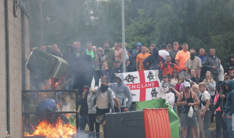 Napetost v Angliji narašča: protestniki prihajajo na trg. Zaskrbljen tudi kralj Charles.