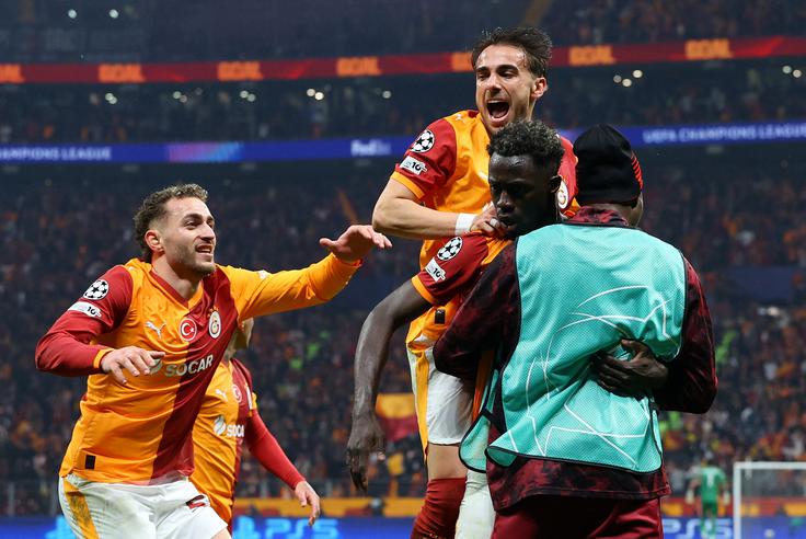 Galatasaray je v drugem polčasu preobrnil rezultat v svojo korist. Davinson Sanchez je zadel v 60. minuti za 3:2. | Foto: Reuters