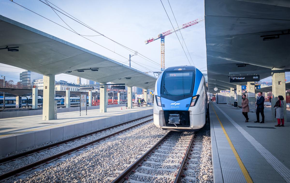 Alenka Bratušek, Slovenske železnice | Potem ko so v ponedeljek s prihodom prvega vlaka na osrednji glavni železniški postaji v Ljubljani zaznamovali konec prve faze nadgradnje, se dela namreč selijo na južni del postaje, kar terja spremembe režima za potnike.  | Foto Gaja Hanuna