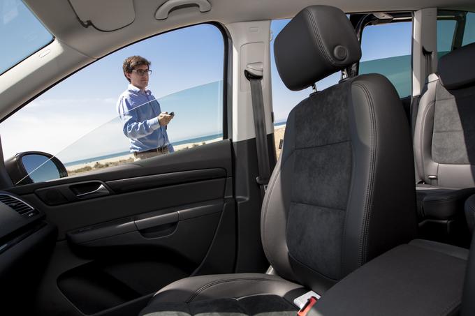 Odprta okna pred vstopom v avtomobil močno znižajo temperaturom pregrete notranjosti. | Foto: Seat