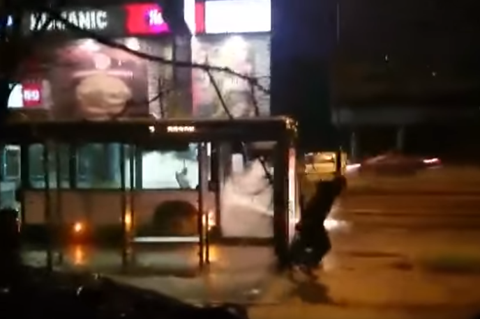 Dimna bomba, LPP | V avtobus, ki je bil tarča napada vandalov z dimno bombo, je tik pred dvigom dimne zavese vstopila potnica, dima pa se je dodobra nadihal tudi voznik. | Foto YouTube / Posnetek zaslona