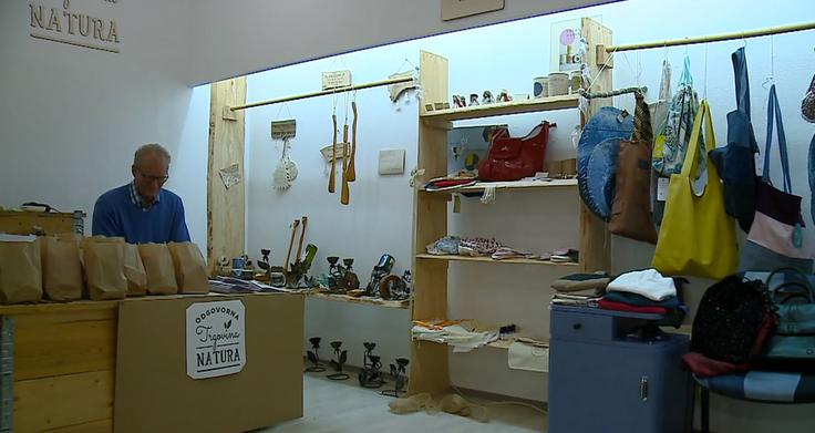 Trgovina ponuja izdelke iz naravnih materialov, s katerimi bodo poplačane domače roke. Plastične embalaža vanjo nima vstopa. | Foto: Planet TV