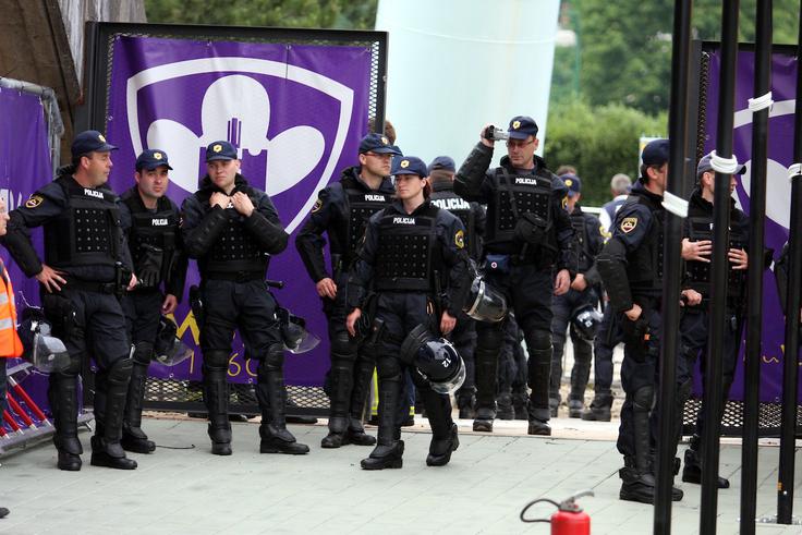 policija, Ljudski vrt Policija v Ljudskem vrtu napoveduje strog nadzor. | Foto: Marjan Kelner/Sportida